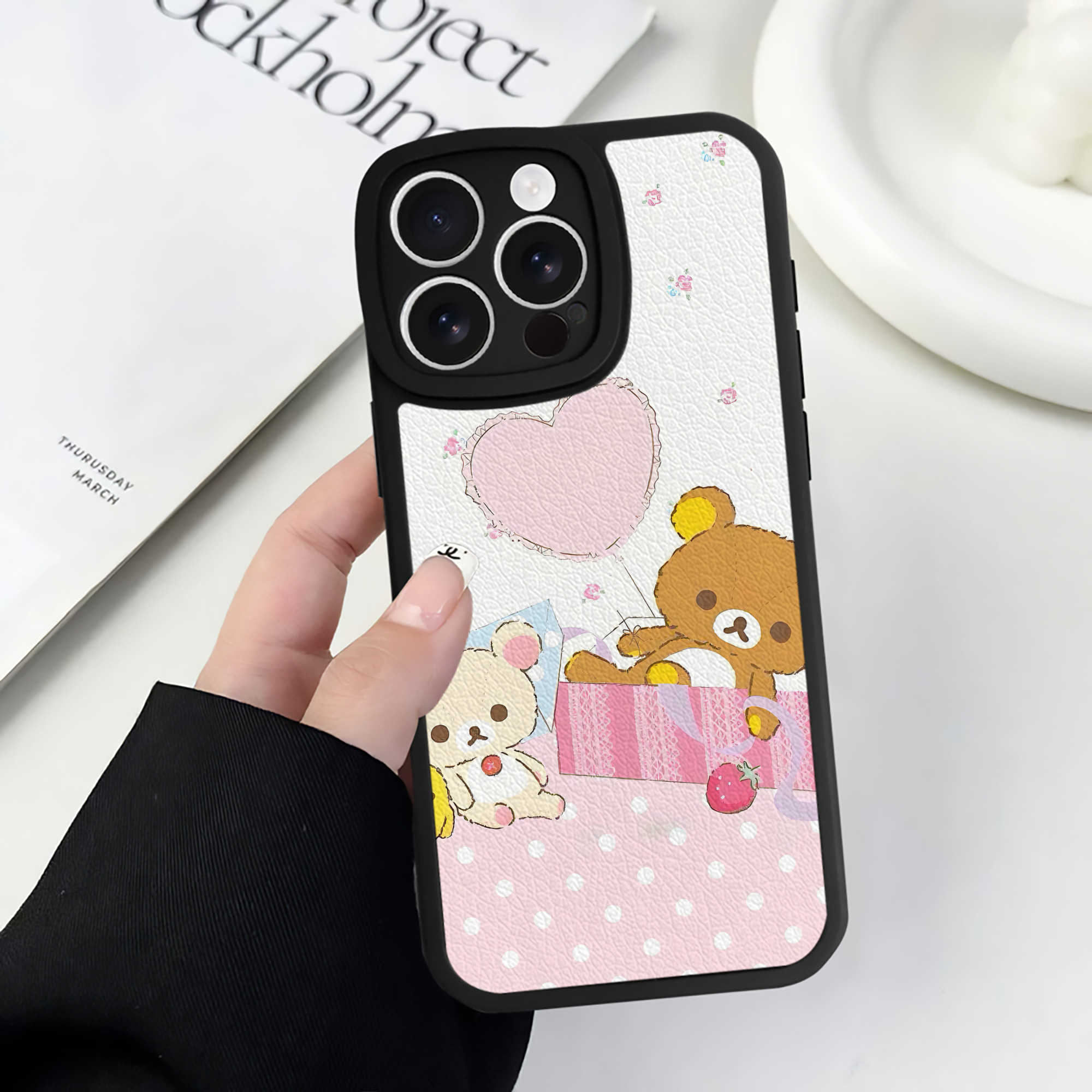 （画像用） リラックマ リラックマ キイロイトリ Rilakkuma Korilakkuma Kiiroitori 【iPhone 16シリーズ対応】シリコンスマホケース（レザー調） 材質：シリコン